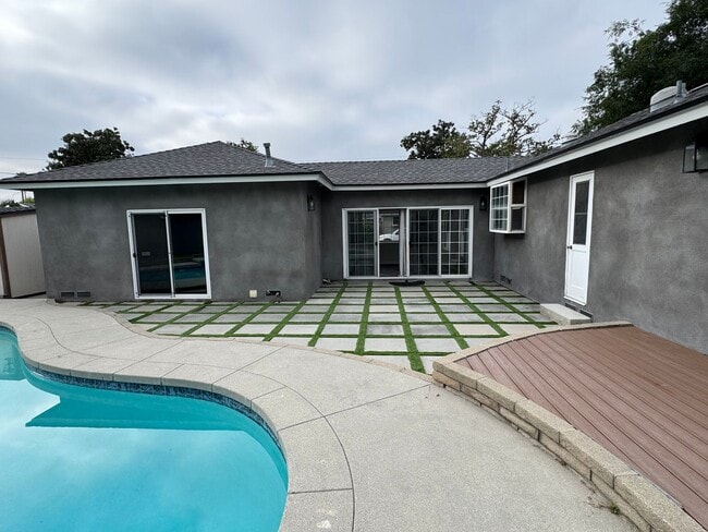 Building Photo - Beautiful 3 bedroom 2 bath Pool Home...  this one is a SHOW STOPPER