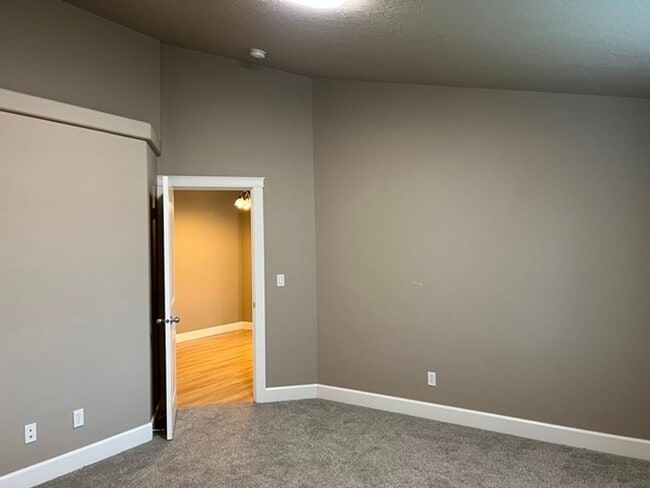 Building Photo - 3Bd/2Ba Single Story House - Available to View!