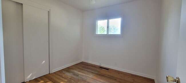 Building Photo - 3 Bedroom 1 Bath Home **Move In Special