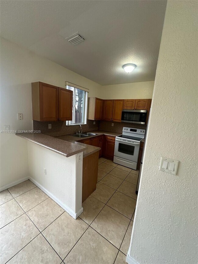 Building Photo - 2505 SE 14th Ave