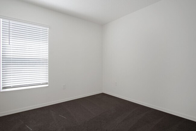 Building Photo - Modern Comfort Meets Convenience