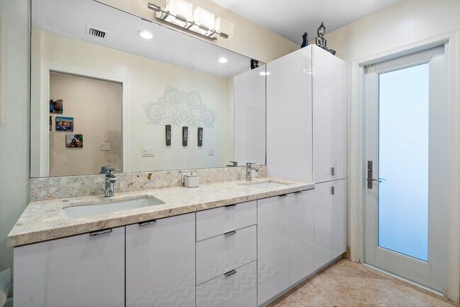 Building Photo - 3765 Kings Way