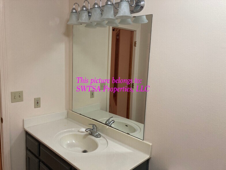 Master Bath - 417 Jeb St