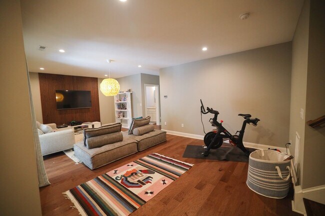 Building Photo - Upscale Living in Village Walk