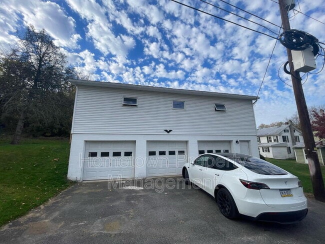 Primary Photo - 272 River Rd