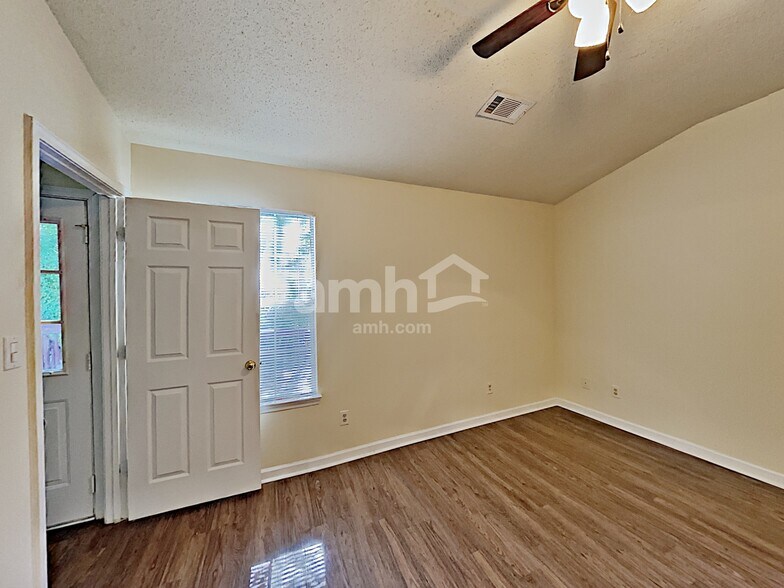 Building Photo - 271 Village Dr