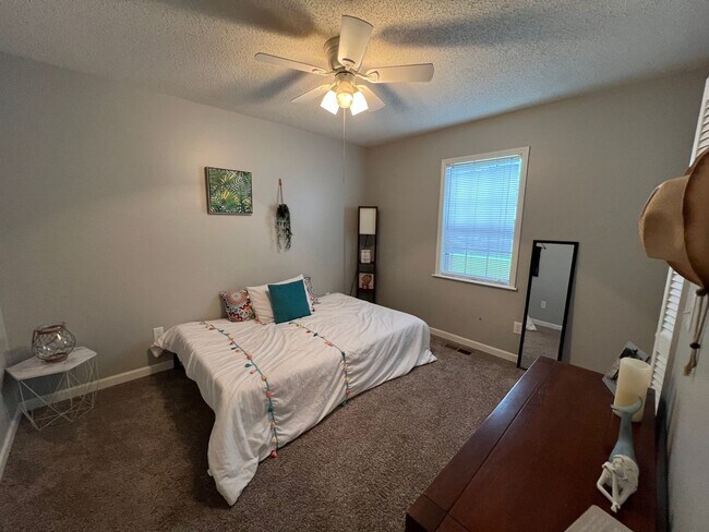 Building Photo - Slice of Paradise: 3-Bedroom, 2-Bathroom Fully Furnished Waterfront Rental