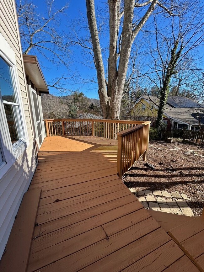 Building Photo - 40 Larchmont Rd