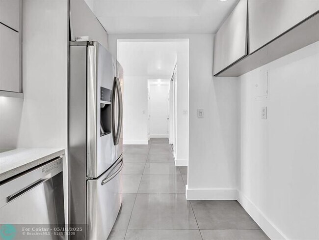 Building Photo - 300 Bayview Dr