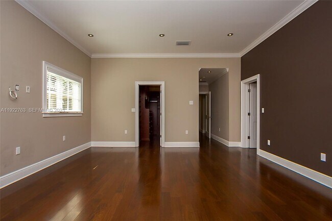 Building Photo - 1400 Alberca St