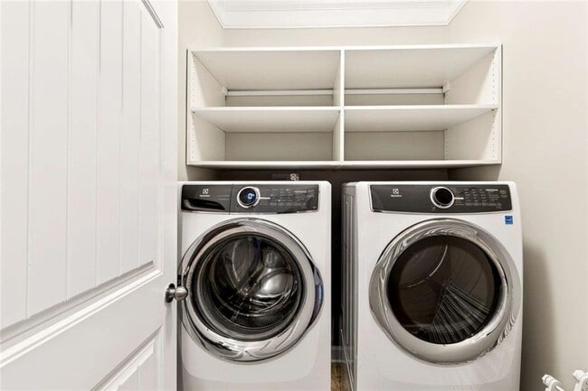 Building Photo - 4930 Alexandria Ave