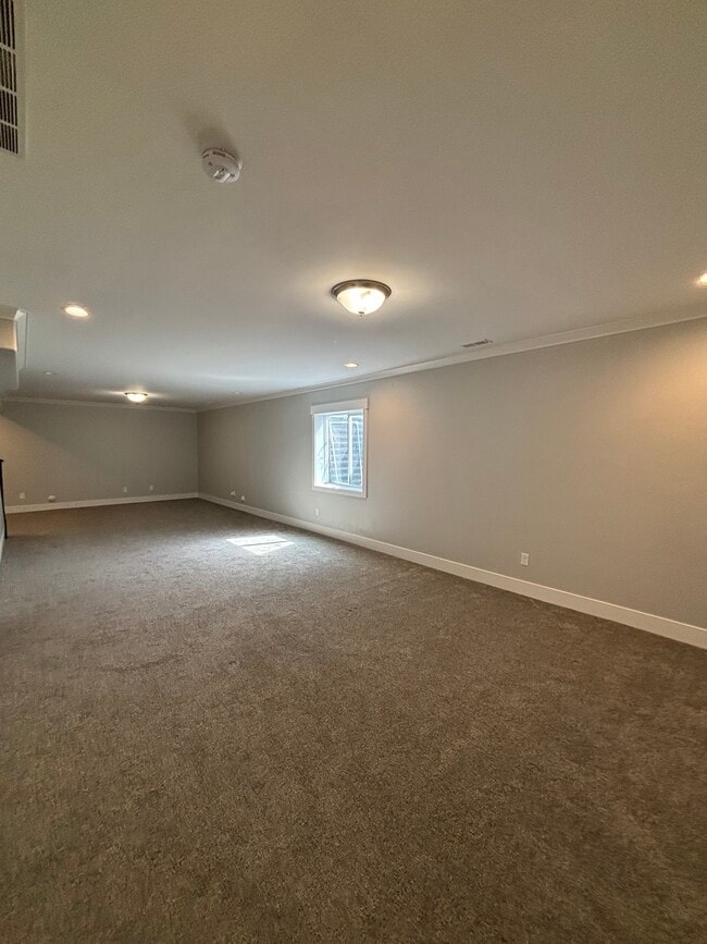 Building Photo - 448 Washington Loop