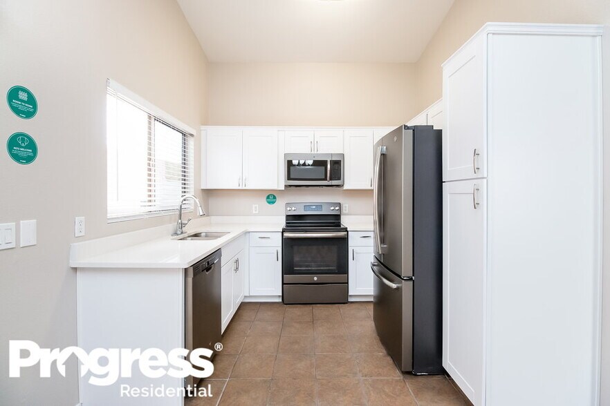 Building Photo - 328 S 89th St