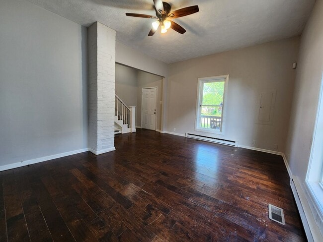 Building Photo - Spacious 3-Bedroom, 2-Bathroom Home AVAILA...