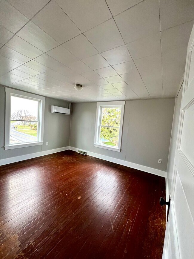 Building Photo - Spacious 3BR Home with Large Yard, Private Driveway & Storage