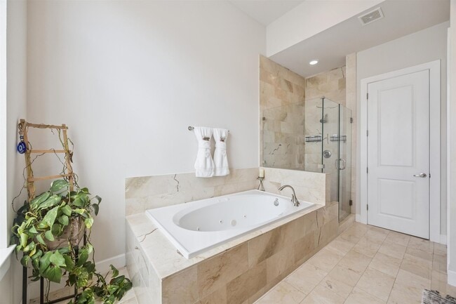 Building Photo - 5729 Larkin St