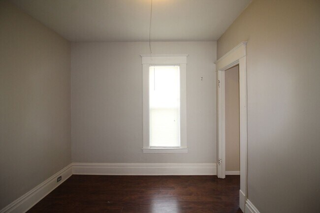 Building Photo - 3 bed -1.5 bath house near GVSU Pew Campus.