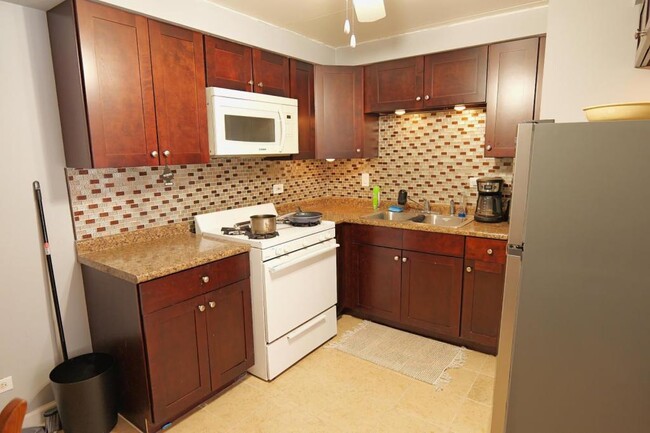 Building Photo - 10811 S Lloyd Dr