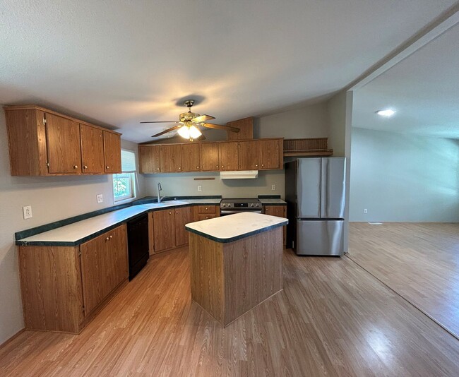 Building Photo - Spacious 3 bedroom 2 Bath In Forest Vista ...