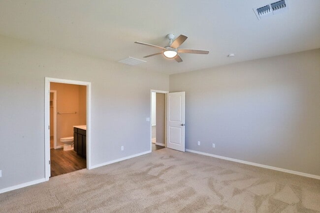 Building Photo - Spacious 4 bed 3 bath