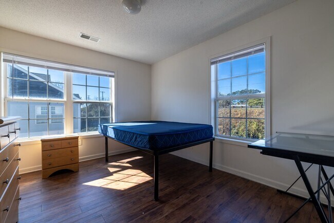 Building Photo - 102-L University Village