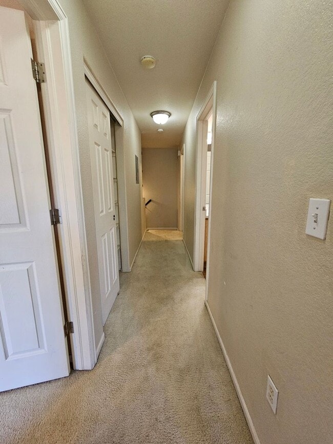 Building Photo - Beautiful Townhome - Great Location - Gara...