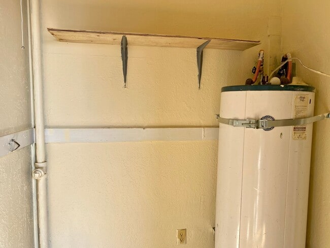Building Photo - 2 bedroom, 1 bathroom house, fenced yard, ...