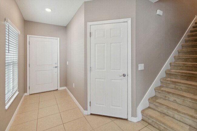 Building Photo - Like New 4/3 Townhome in Gated Community W/ Community Pool