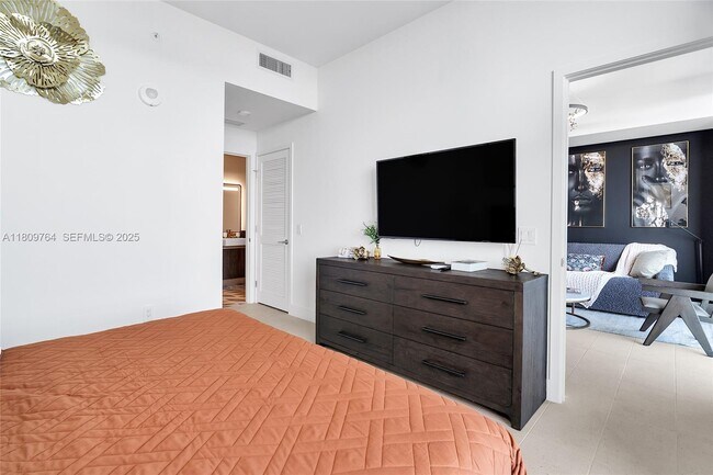 Building Photo - 601 NE 1st Ave