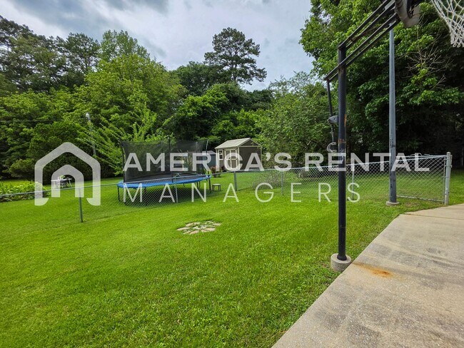 Building Photo - Newly Renovated and Ready for Move In!