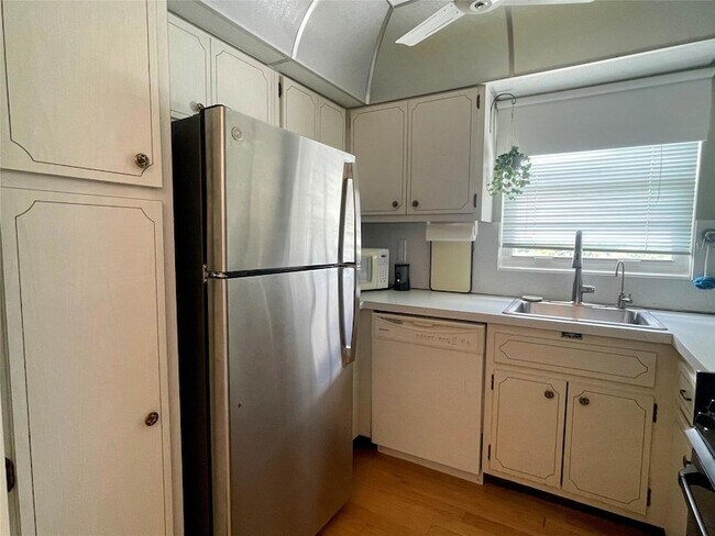 Building Photo - 2500 NE 48th Ln