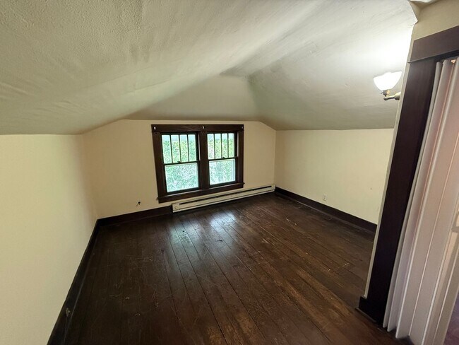 Building Photo - 4 Bedroom Home