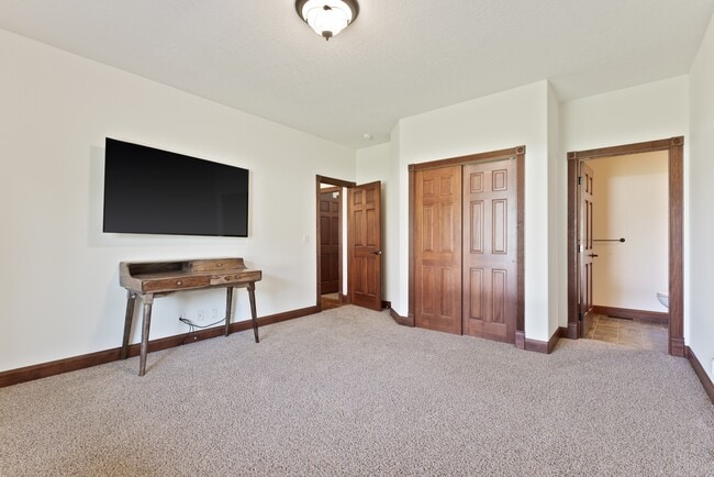 Building Photo - 1981 W Twinkling Star Rd