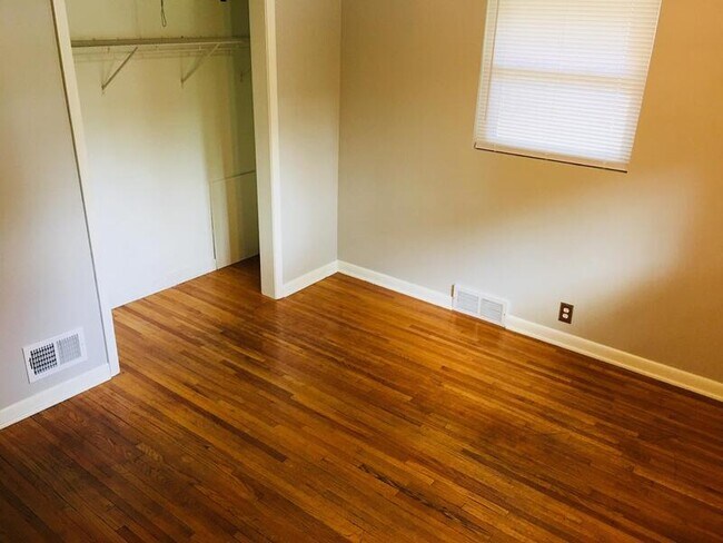 Building Photo - 5624 Lake St