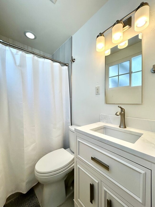 Building Photo - Beautifully remodeled 3 Bed, 2 Bath in the highly desirable neighborhood of Clairemont!!