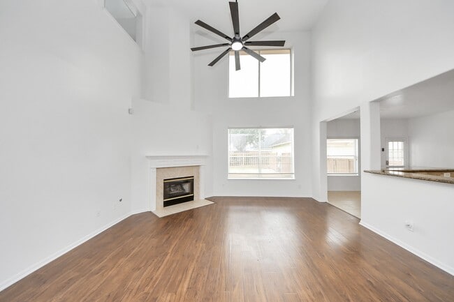 Building Photo - 1605 Spring Glen Ln