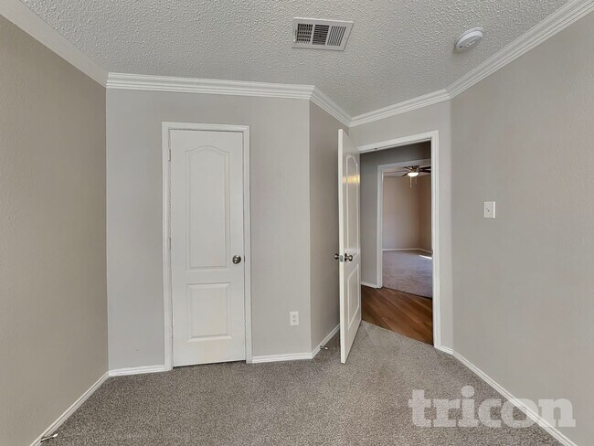 Building Photo - 304 Dakota Dr