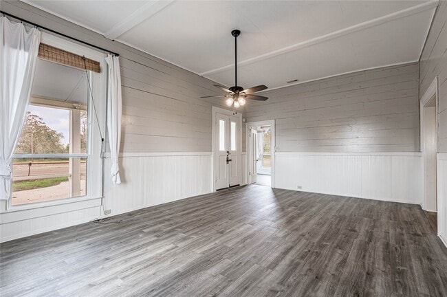 Building Photo - 246 FM 405