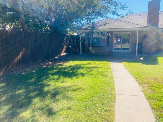 Building Photo - 3 bed 2 bath 2 car garage! Self Showing
