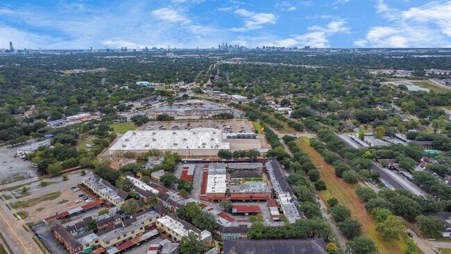 Building Photo - 11525 Burdine St