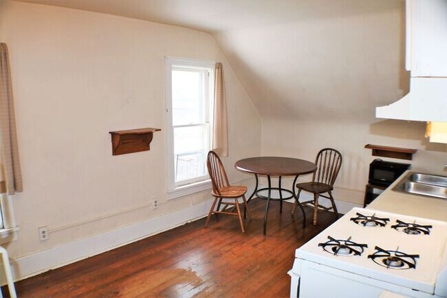 Building Photo - $900 | 1 BD RM, 1 Bath Apartment | Utiliti...