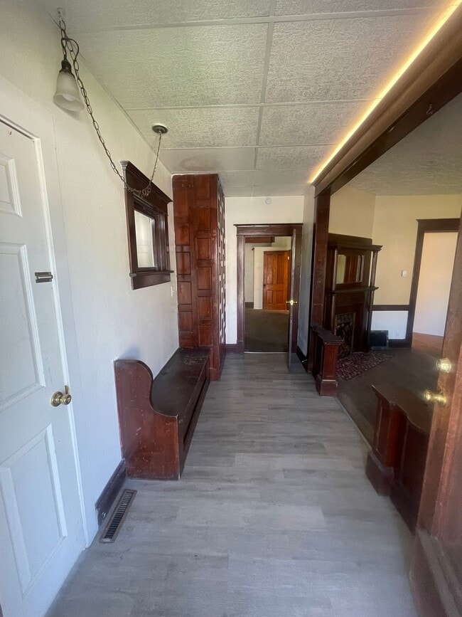 Building Photo - (1614 8th Ave)