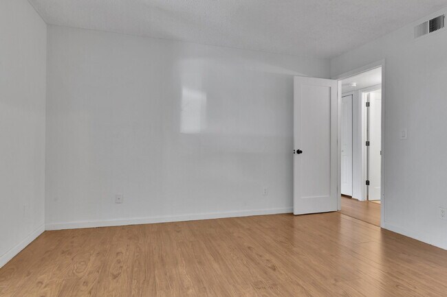 Building Photo - $1,825.00, 2-bed, 2-bath condo in Lakewood.