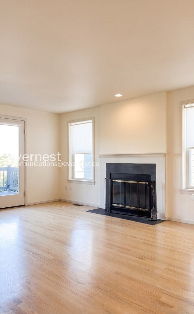 Building Photo - 3 Bed, 2 Bath Home with Garage / Vouchers Accepted / Available Soon!