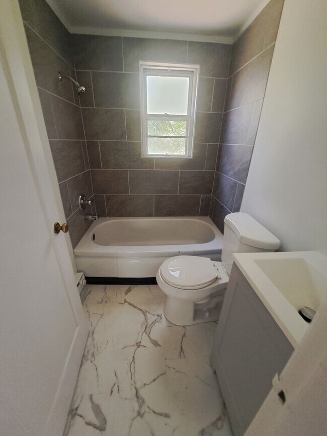 Building Photo - Cozy Home - Updated 2 bedroom with 2 car g...