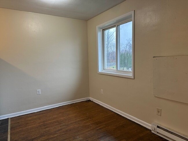 Building Photo - 2nd Flr 2 Bed 1 Bath Apt w/ Hardwood And T...