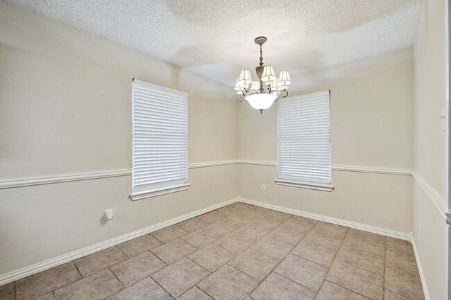 Building Photo - 2902 Hollis Dr