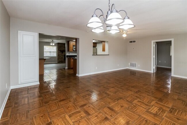 Building Photo - 5133 Oak Hill Dr