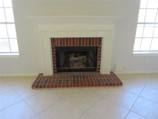 Building Photo - 2302 Plantation Bend Dr