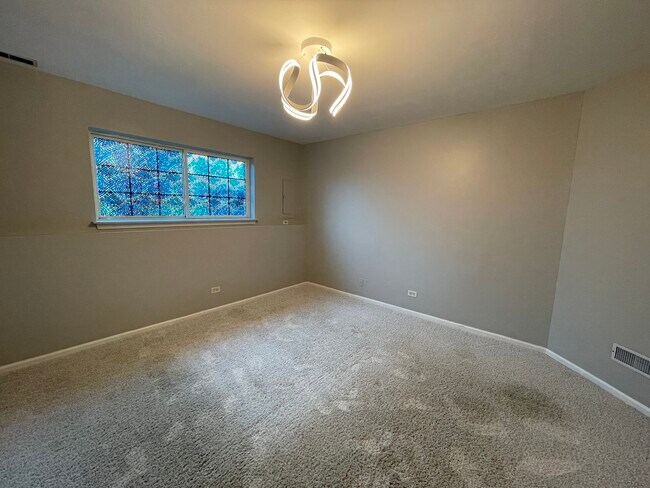 Building Photo - 1624 Fieldstone Dr N